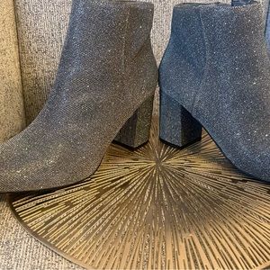 women’s short boots! Ex condition! nick on the heel. clean. Size 11M